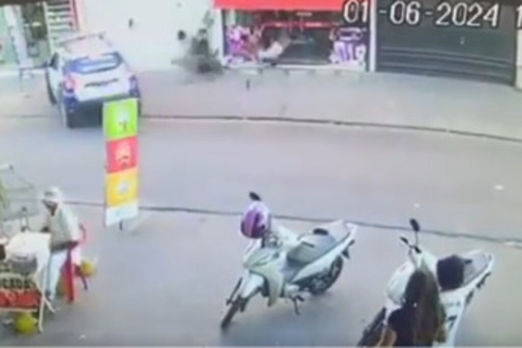 video.-viatura-da-pm-atinge-motocicleta-durante-perseguicao-em-mt