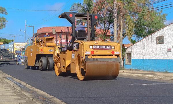 itanhaem:-avenida-flacides-ferreira-comeca-a-ganhar-novo-asfalto