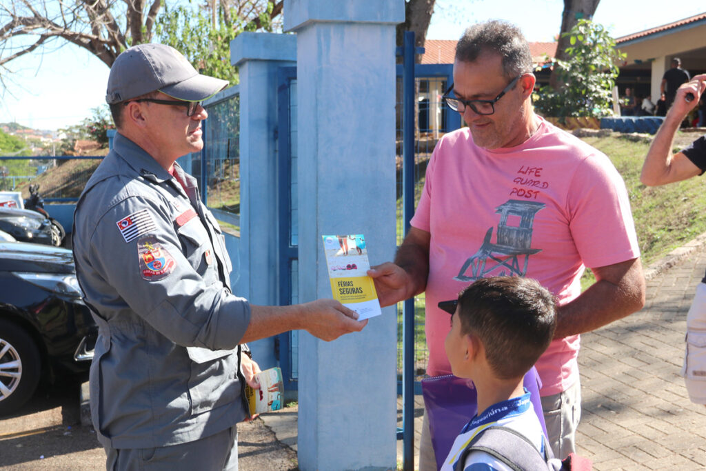 jaguariuna:-operacao-‘ferias-mais-seguras’-dos-bombeiros-orienta-na-saida-de-escolas-em-jaguariuna