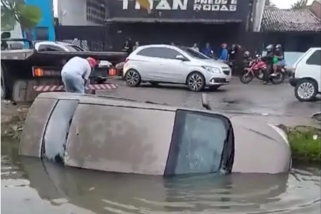 video:-carro-cai-em-corrego-de-maceio-e-fica-parcialmente-submerso