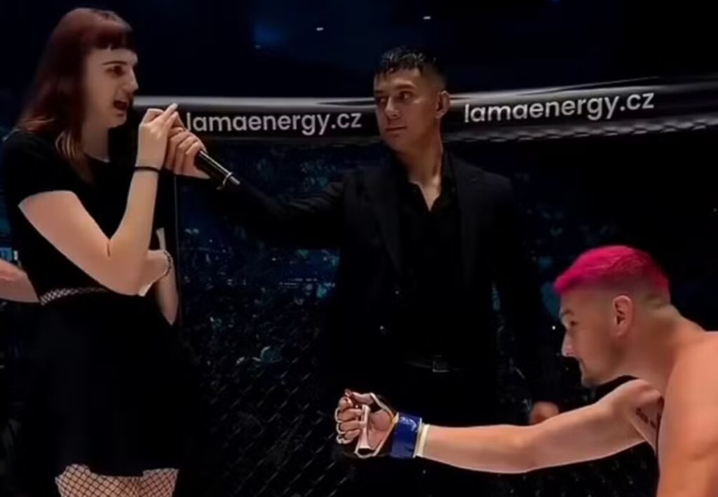video:-lutador-de-mma-tem-pedido-de-casamento-negado-durante-evento