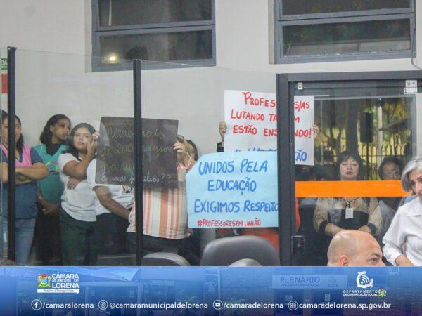 lorena:-professores-temporarios-protestam-contra-demissoes-em-lorena