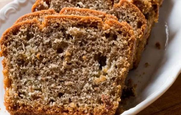 Bolo fit de banana com aveia e uva-passa