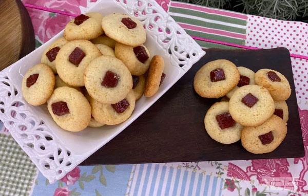 Biscoitinho de queijo parmesão com goiabada