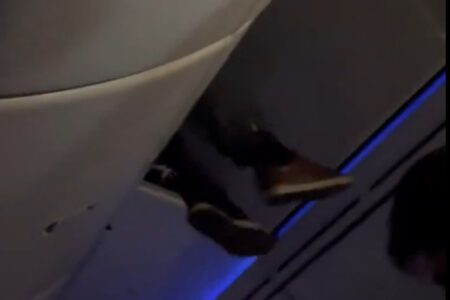 pouso-de-emergencia:-passageiro-e-resgatado-de-teto-do-aviao;-video