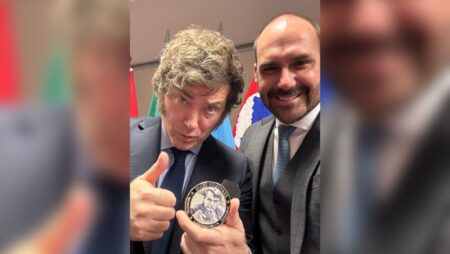 bolsonaro-presenteia-milei-com-medalha-de-“imbrochavel”-em-sc
