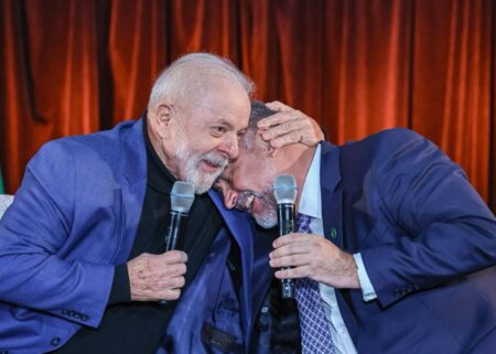 lula-parabeniza-paulo-pimenta-por-aniversario:-“tudo-para-ser-senador”