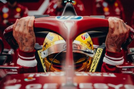 lewis-hamilton-ignora-criticas-e-exalta-nova-dinamica-da-formula-1