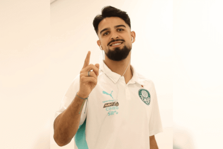 com-200-jogos-pelo-palmeiras,-flaco-lopez-e-homenageado-pelo-clube