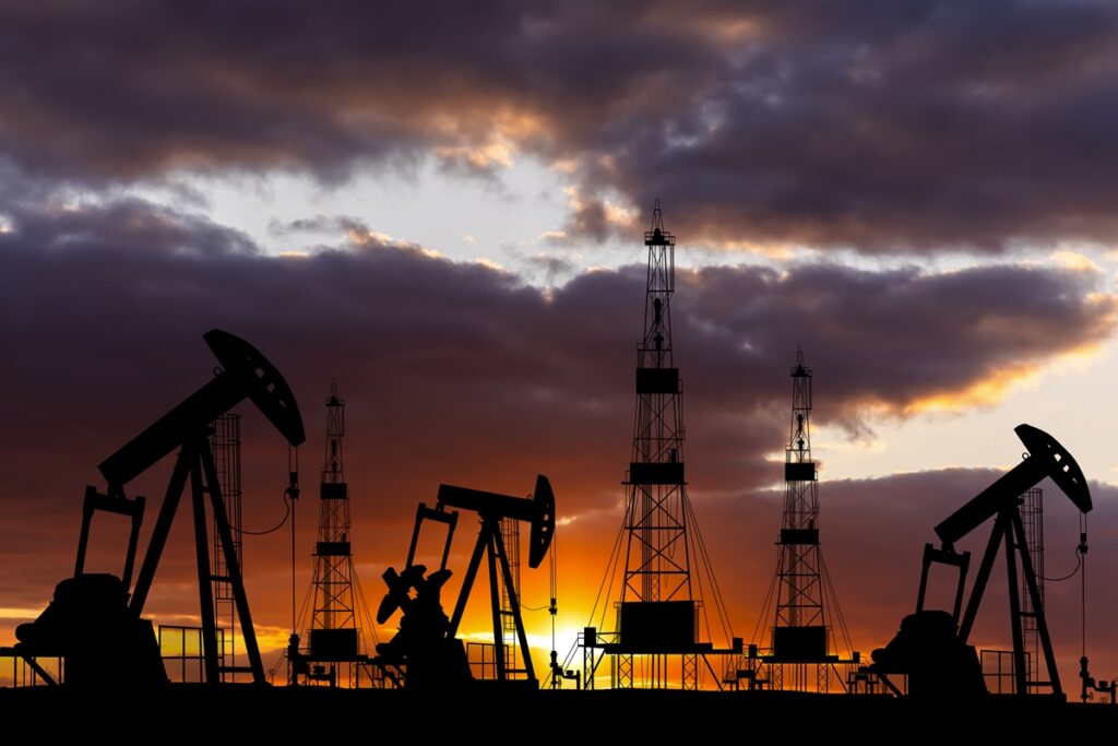 ameaca-dos-eua-sobre-o-estreito-de-ormuz-faz-petroleo-iniciar-semana-em-alta