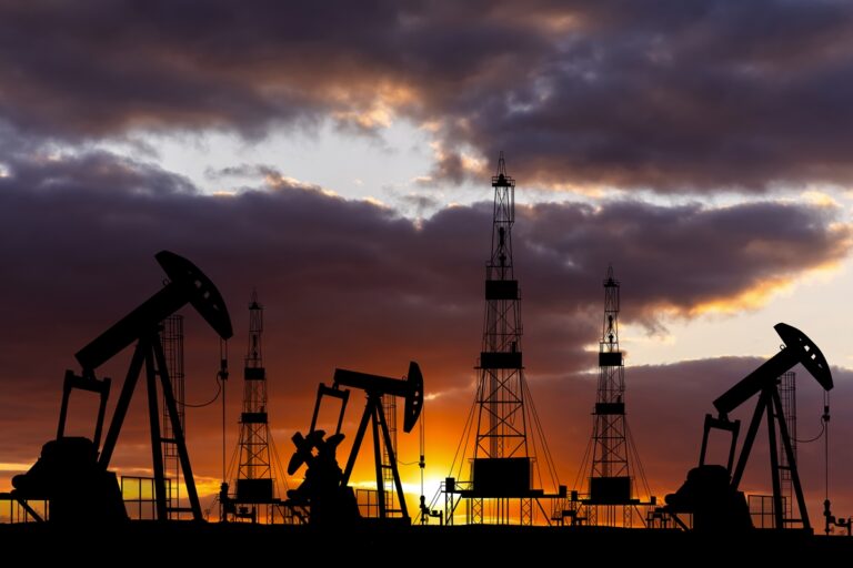 ameaca-dos-eua-sobre-o-estreito-de-ormuz-faz-petroleo-iniciar-semana-em-alta